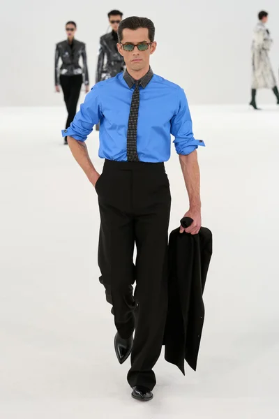 Look 17